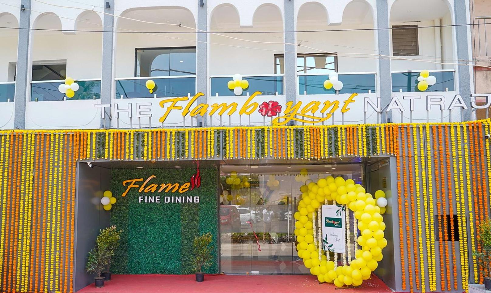 The Flamboyant Natraj Hotel Bharuch Buitenkant foto