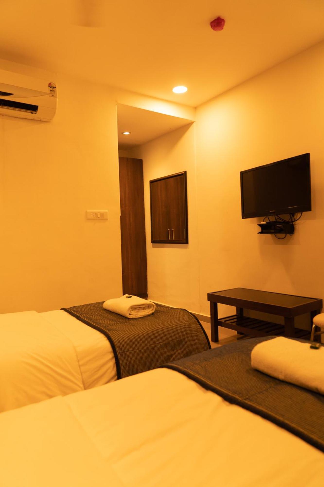 The Flamboyant Natraj Hotel Bharuch Buitenkant foto