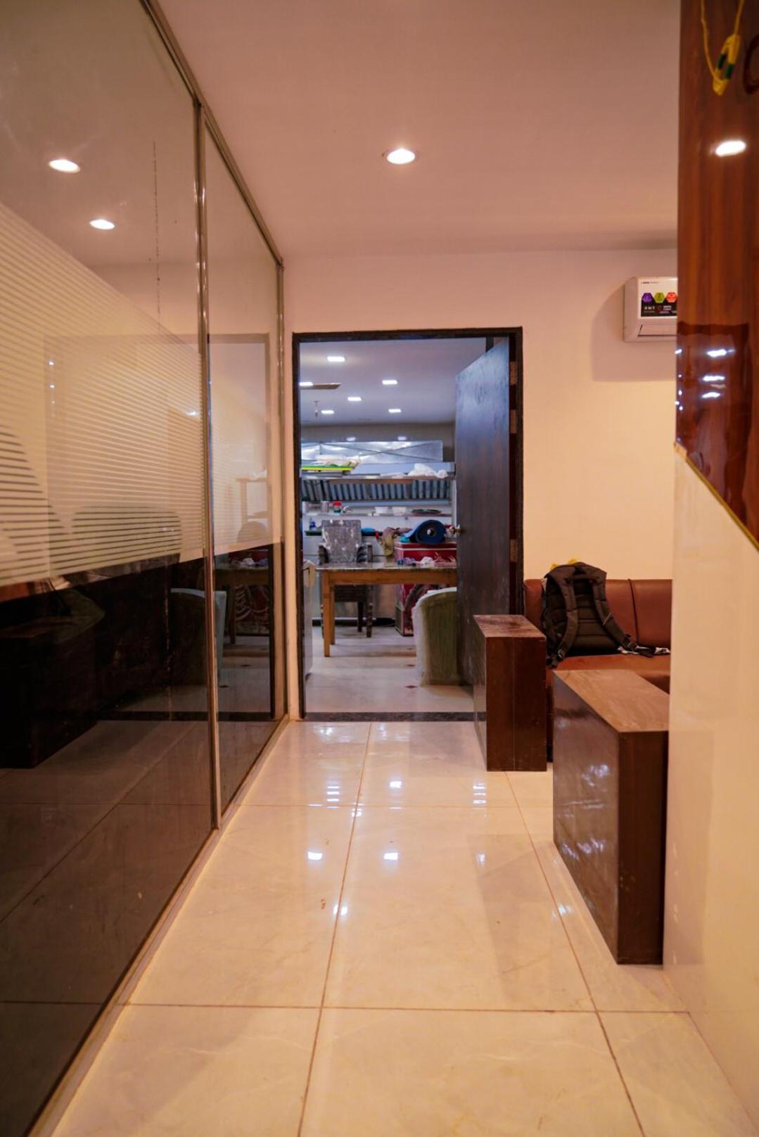 The Flamboyant Natraj Hotel Bharuch Buitenkant foto