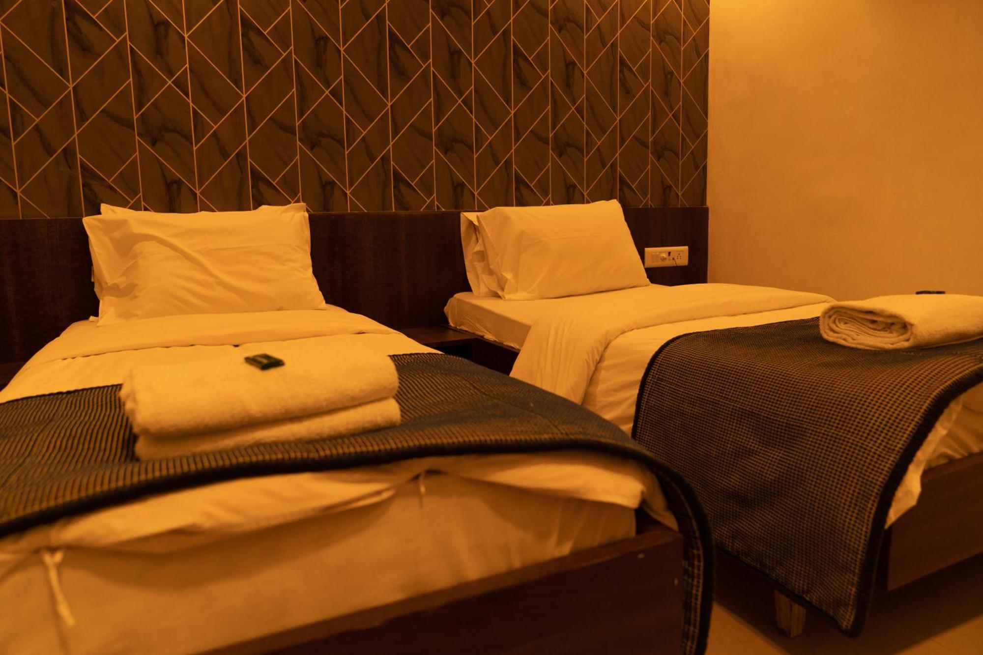 The Flamboyant Natraj Hotel Bharuch Buitenkant foto