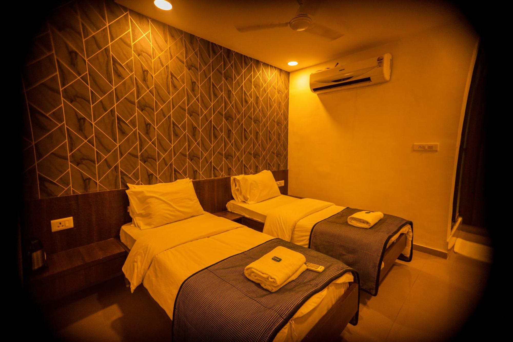 The Flamboyant Natraj Hotel Bharuch Buitenkant foto