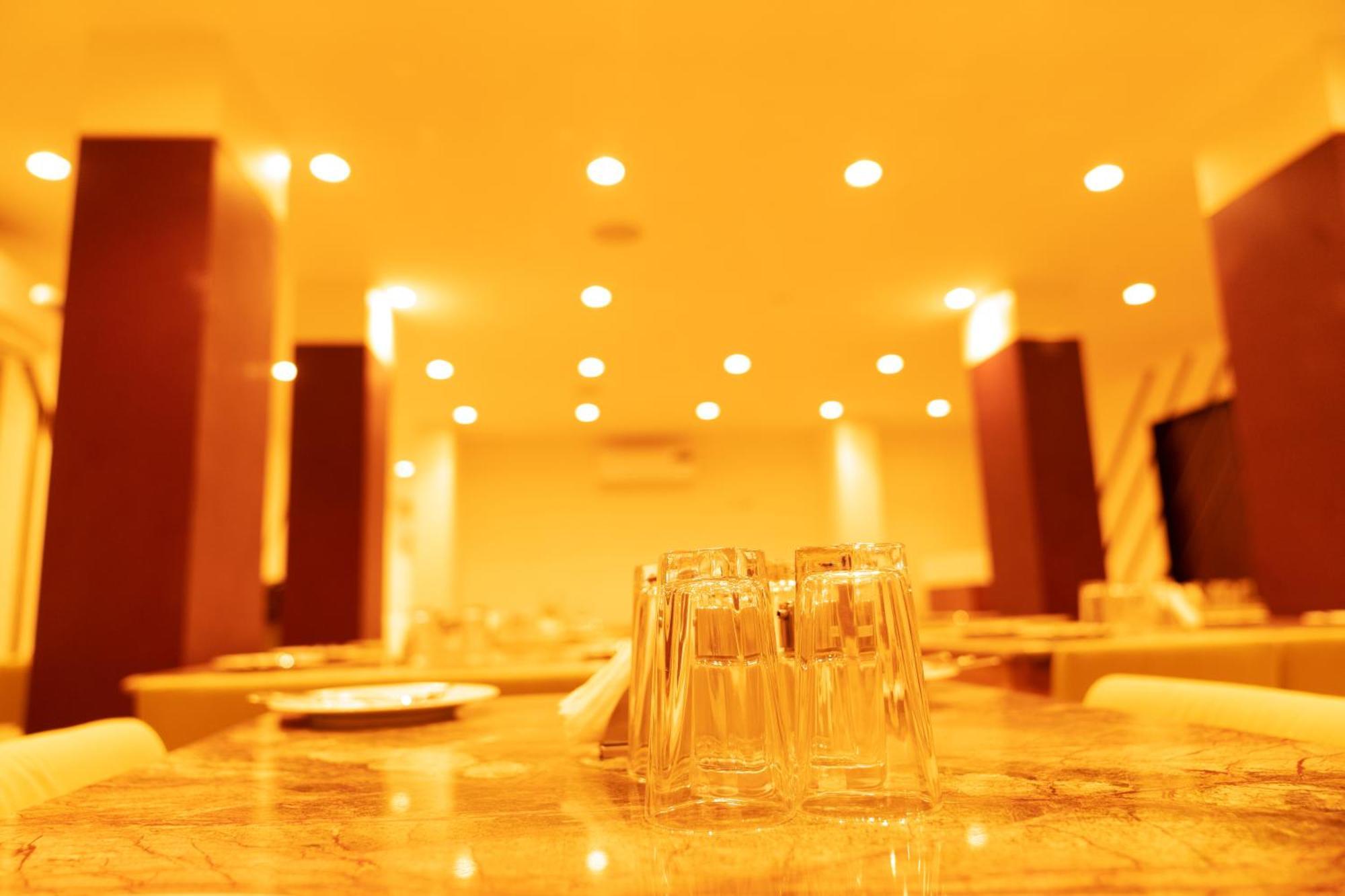 The Flamboyant Natraj Hotel Bharuch Buitenkant foto