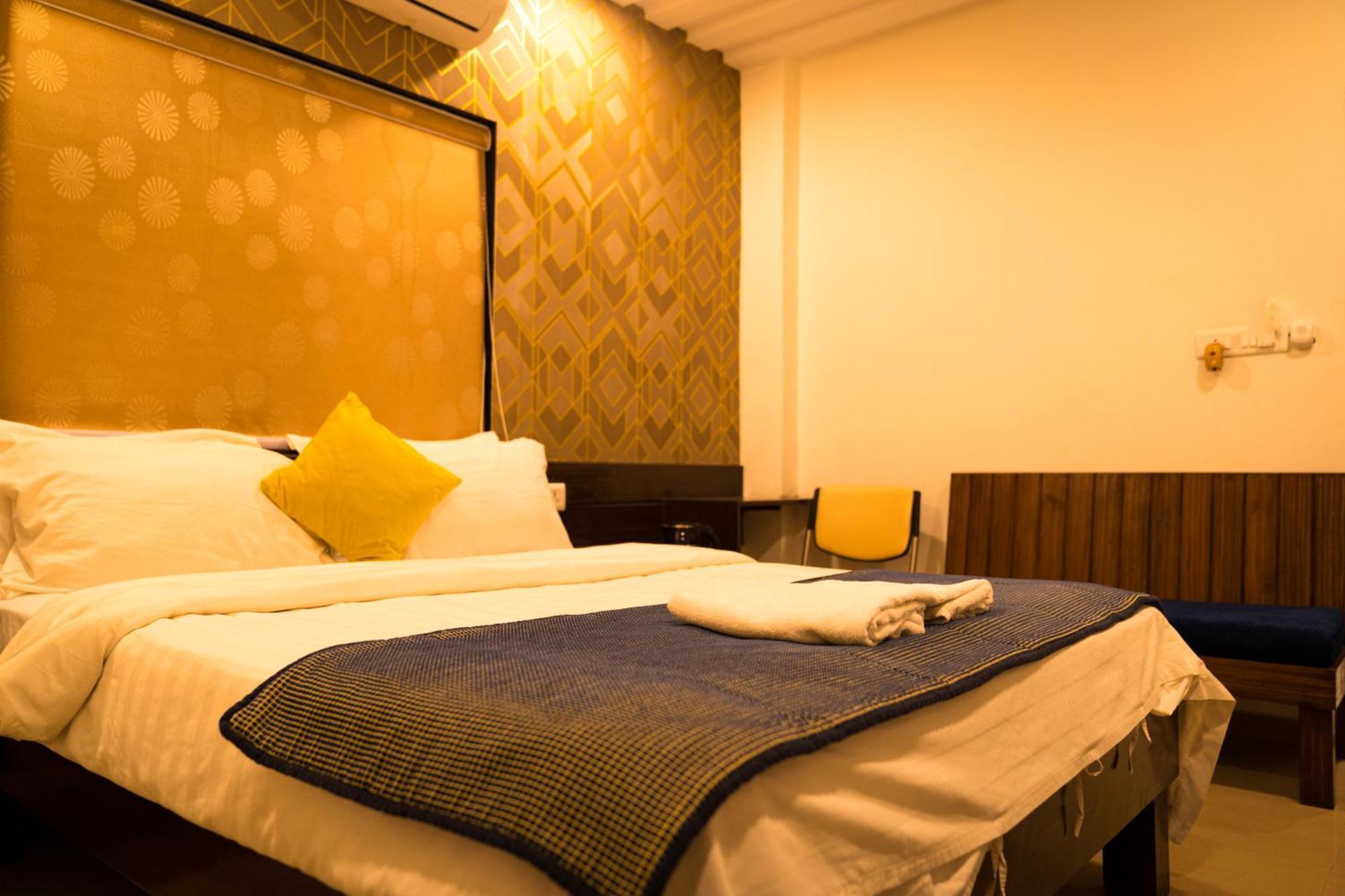 The Flamboyant Natraj Hotel Bharuch Buitenkant foto