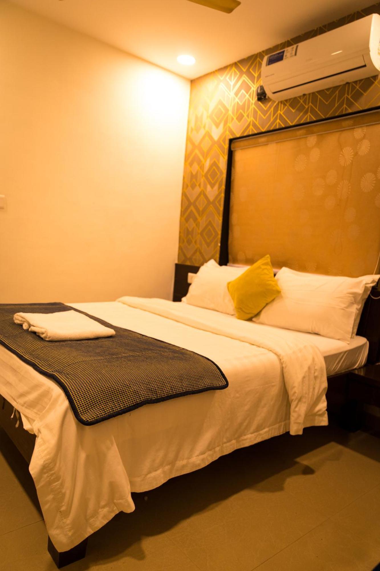 The Flamboyant Natraj Hotel Bharuch Buitenkant foto
